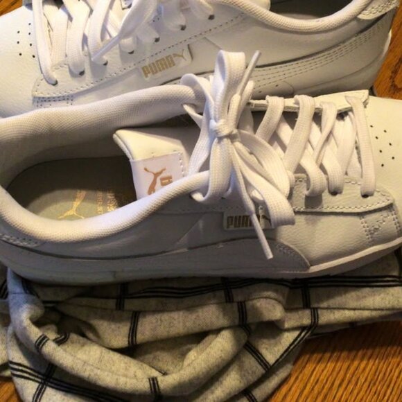 Ladies Size 9 M Puma white leather Sneaker gold accent - Picture 2 of 5